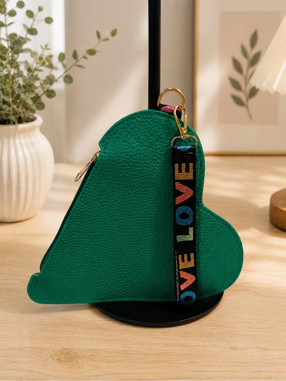 🆕 Green Pebbled Faux Leather Heart Shaped Pouch Wristlet - Picture 2 of 3